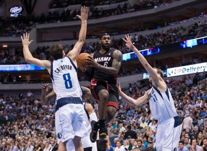 LeBron James entra a canasta ante Calderón y Nowitzki