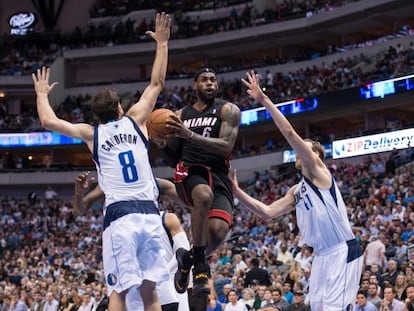 LeBron James entra a canasta ante Calderón y Nowitzki