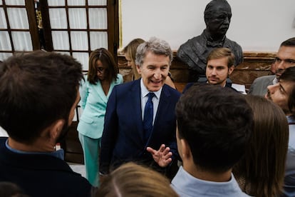 El presidente del PP, Alberto Núñez Feijóo, habla con los periodistas en un día de pleno en el Congreso. 