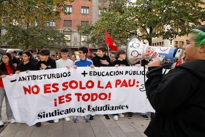 Un grupo de estudiantes se manifiesta este viernes en Gijón.