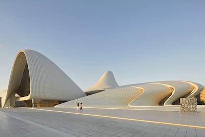 Destino emergente en la región del Cáucaso, no es demasiado caro y ofrece cada vez mejor oferta en alojamiento y gastronomía. La ciudad de Bakú, frente al mar Caspio, concentra museos diversos y una arquitectura moderna y original (como las sinuosas Flames Towers o el Centro Heydar Aliyev, de Zaha Hadid, en la imagen). Además, a las afueras de la capital aguardan los prehistóricos petroglifos de Gobustán (datados en 10.000 años de antigüedad), así como un misterioso paisaje de volcanes de lodo. Y en busca de escenarios naturales más imponentes hay que viajar al norte y al oeste del país, donde la cordillera del Cáucaso se levanta como un magnífico telón de fondo, y sin las oleadas turísticas de <a href="https://elviajero.elpais.com/elviajero/2019/05/15/actualidad/1557920830_952279.html" target="_blank">otros países de la región.</a>