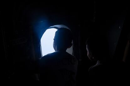 Dos niños miran por la ventana durante el vuelo.