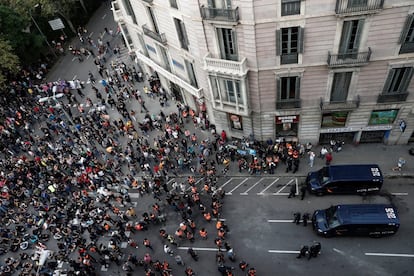 Centenares de personas se concentran en la plaza de Urquinaona de Barcelona en una nueva protesta convocada por los CDR, este sábado.