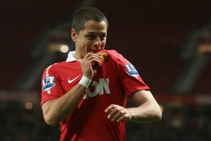 'Chicharito' Hernández celebra un gol con el Manchester en un partido de la 'Premier'.