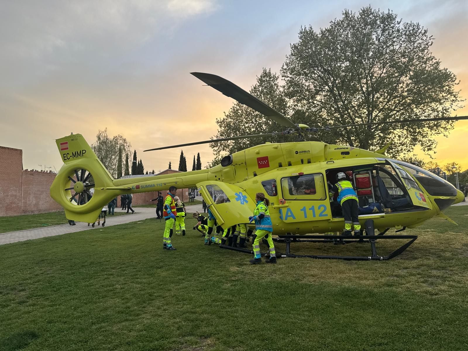 El helicóptero del Summa 112 que ha participado en el servicio de emergencia de atención a un menor en Villanueva de la Cañada.
