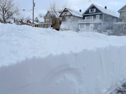 Un hombre retira la nieve de la entrada de su casa, este domingo en Búfalo, al noroeste de Nueva York.