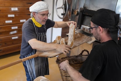 Proceso de horneado de pan y repostería del panadero Iván Hernández con su ayudante en Mas Corcó en Manlleu (Barcelona).