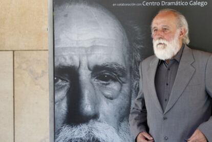 Carlos Álvarez-Nóvoa, protagonista de <i>La noche de Max Estrella<</i>, ayer en Sevilla junto a un cartel que anuncia el estreno de la obra.