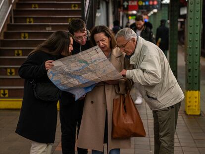 Un grupo de turistas revisa un mapa del metro de Nueva York, el 3 de abril de 2023.