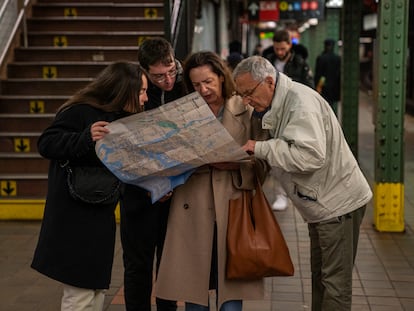 Un grupo de turistas revisa un mapa del metro de Nueva York, el 3 de abril de 2023.