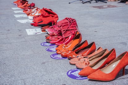 Varios pares de zapatos de color rojo durante un minuto de silencio por la mujer fallecida en Alicante, este lunes en Alicante.