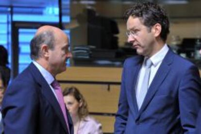 El ministro de Econom&iacute;a y Competitividad espa&ntilde;ol, Luis de Guindos, conversando en junio pasado con el presidente del Eurogrupo, el ministro de Finanzas holand&eacute;s Jeroen Dijsselbloem. 