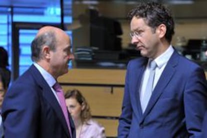 El ministro de Econom&iacute;a y Competitividad espa&ntilde;ol, Luis de Guindos, conversando en junio pasado con el presidente del Eurogrupo, el ministro de Finanzas holand&eacute;s Jeroen Dijsselbloem. 