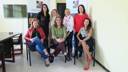 Sentadas de izquierda a derecha: Lidia Monzón, Directora de Encuentros; Alicia Arrizabalaga, Gerente; Beatriz Alonso, Secretaria. De pie de izquierda a derecha: Romi Blanco, Mari Paz Llorente, Mari Cruz Fernández y Madelin Armas, asociadas.