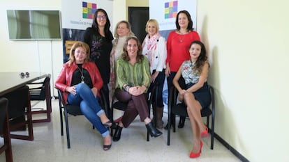 Sentadas de izquierda a derecha: Lidia Monzón, Directora de Encuentros; Alicia Arrizabalaga, Gerente; Beatriz Alonso, Secretaria.  De pie de izquierda a derecha: Romi Blanco, Mari Paz Llorente, Mari Cruz Fernández y Madelin Armas, asociadas.