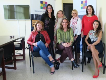 Sentadas de izquierda a derecha: Lidia Monzón, Directora de Encuentros; Alicia Arrizabalaga, Gerente; Beatriz Alonso, Secretaria.  De pie de izquierda a derecha: Romi Blanco, Mari Paz Llorente, Mari Cruz Fernández y Madelin Armas, asociadas.