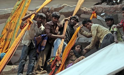 Una mujer es rescatada del edificio textil derrumbado en la ciudad de Savar cerca de Daca (Bangladesh).