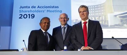 Dillip Rajakarier, consejero delegado de Minor; Ramón Aragonés, consejero delegado de NH, y Alfredo Fernández Agras, presidente del Consejo de NH.