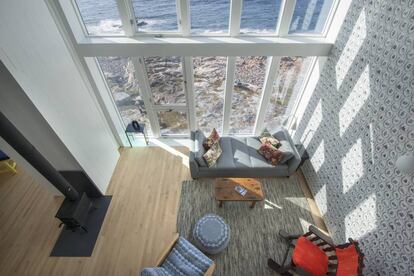 Un gran ventanal con vistas en una de las habitaciones del Fogo Island Inn.