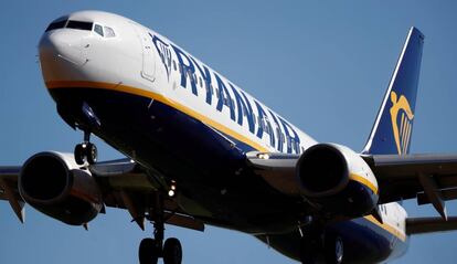 FILE PHOTO: A Ryanair Boeing 737 aircraft approaches Paris-Beauvais airport in Tille