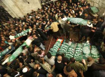 Una multitud lleva los cadáveres de algunos de los palestinos muertos ayer en el ataque israelí.