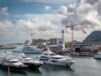 Embarcaciones atracadas en el Puerto de Barcelona con la base del equipo británico de la Copa América de fondo.