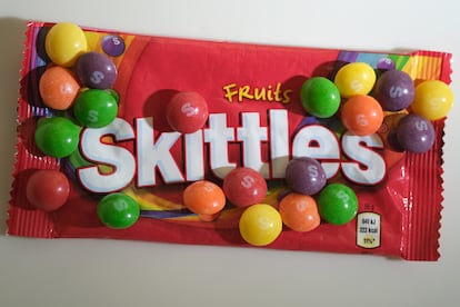 Un paquete de gomitas Skittles.