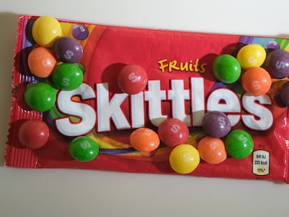Un paquete de gomitas Skittles.