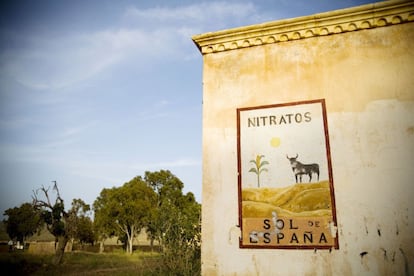 Un mural 'vintage' en una fachada de Rodalquilar, en el cabo de Gata.