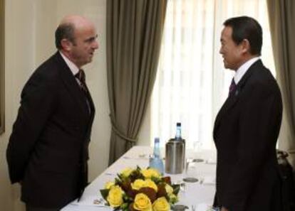 El ministro español de Economía y Competitividad, Luis de Guindos (i), y el viceprimer ministro y ministro de Finanzas de Japón, Taro Aso (d), durante la reunión bilateral que han mantenido hoy en Sídney en el marco de la reunión de ministros de Finanzas y gobernadores de los bancos centrales de los países miembros del G20.