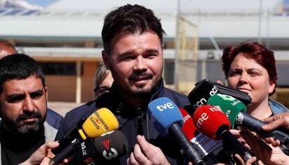 El candidato de ERC, Gabriel Rufián, en un acto a las puertas de Soto del Real.