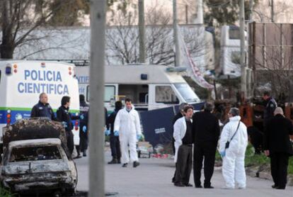 Varios técnicos policiales trabajan en la zona donde fue hallado el cuerpo sin vida de la pequeña Candela Rodríguez, de 11 años, cuya muerte ha conmocionado Argentina.