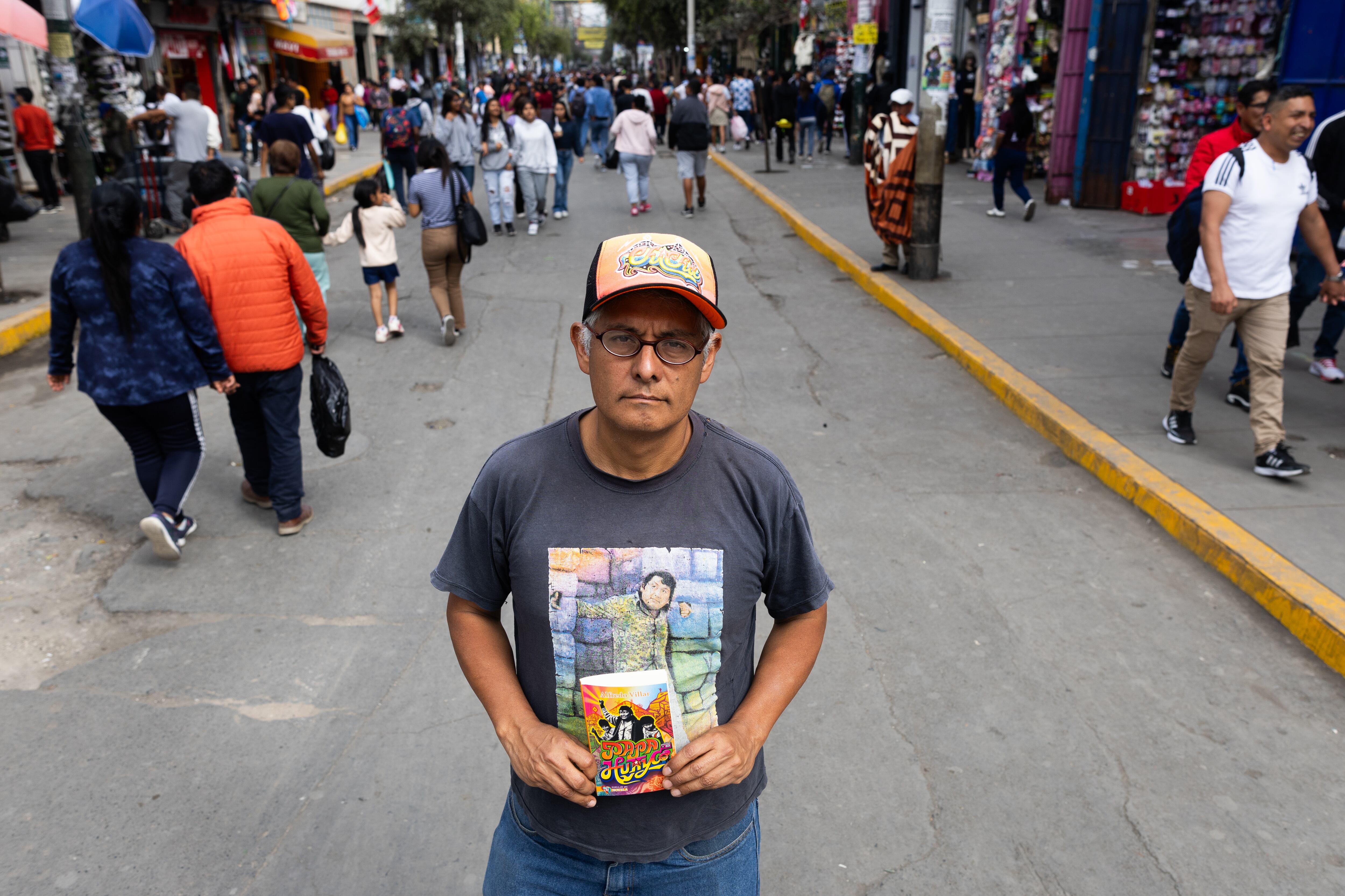 El escritor Alfredo Villar, fotografiado en Lima.