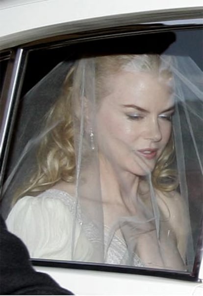 La actriz australiana Nicole Kidman se ha casado en Sydney con el cantante de música <i>country</i> estadounidense Keith Urban. En la imagen, la intérprete dentro del coche que la ha conducido hasta la iglesia.