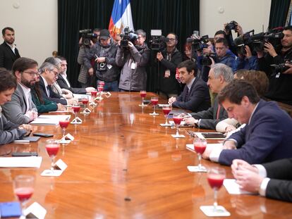 Reunión del presidente de Chile, Gabriel Boric, y sus ministros con la coalición de derecha Chile Vamos este jueves en La Moneda.