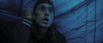 Austin Abrams in „Waffen“.