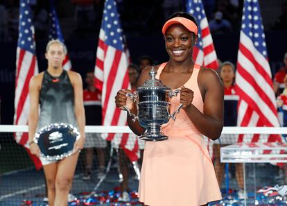 Sloane Stephens posa con el trofeo del US Open de 2017.