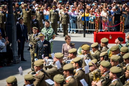 Isabel Díaz Ayuso pasa revista a las tropas el 2 de mayo en Madrid.