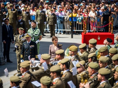 Isabel Díaz Ayuso pasa revista a las tropas el 2 de mayo en Madrid.