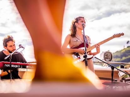 La joven María Yfeu, heredera de Amy Winehouse, durante uno de sus conciertos.