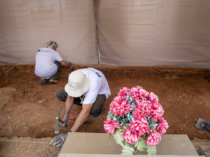 Inicio de los trabajos de recuperación de los cuerpos en el cementerio civil de Castellón.