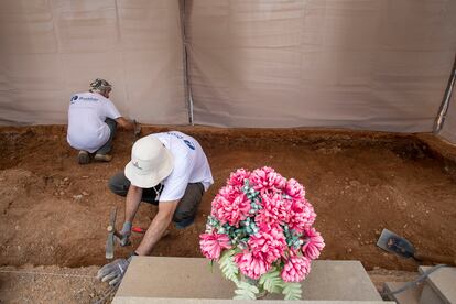 Inicio de los trabajos de recuperación de los cuerpos en el cementerio civil de Castellón.