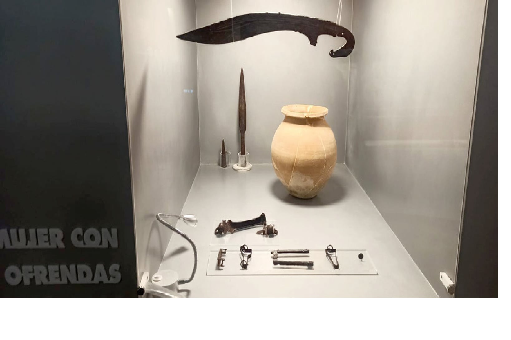 Armamento y urna funeraria número 6. Imagen cedida por Ignacio Muñiz