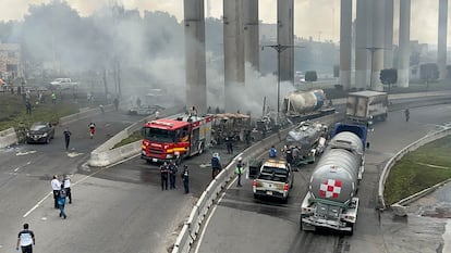 Los equipos de emergencia han llegado para sofocar el incendio de la explosión de pipa de gas.