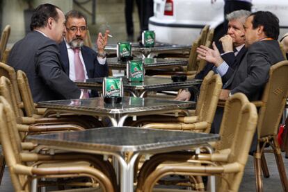 José Vicente Morata, José Vicente González, Rafael Ferrando y Pedro Barato, ayer, en una terraza del centro de Valencia.