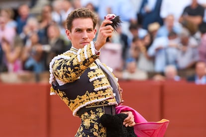 Ginés Marín pasea la oreja que le cortó al segundo toro de la tarde.