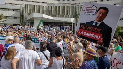 Concentración de profesionales de la sanidad que en huelga de tres horas por el incumplimiento de los acuerdos sanitarios, este miércoles en el Hospital Universitario Virgen Macarena de Sevilla.
