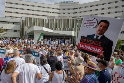 Concentración de profesionales de la sanidad que en huelga de tres horas por el incumplimiento de los acuerdos sanitarios, este miércoles en el Hospital Universitario Virgen Macarena de Sevilla.