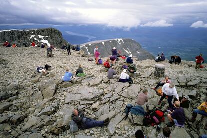 La montaña más alta de Gran Bretaña tiene un atractivo que no reflejan sus cifras (poca altura -1.344 metros- y meteorología muy inestable), porque los caminos del escocés Ben Nevis suelen están abarrotados de senderistas y escaladores.