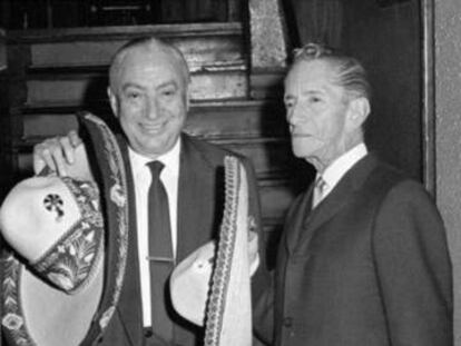 Agustín Lara (a la derecha) y el barman Perico Chicote, en 1964.